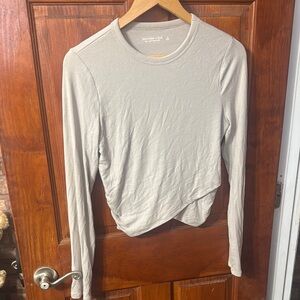 Abercrombie & Fitch Soft A&F Essentials Asymmetrical Fitted beige Long Sleeve